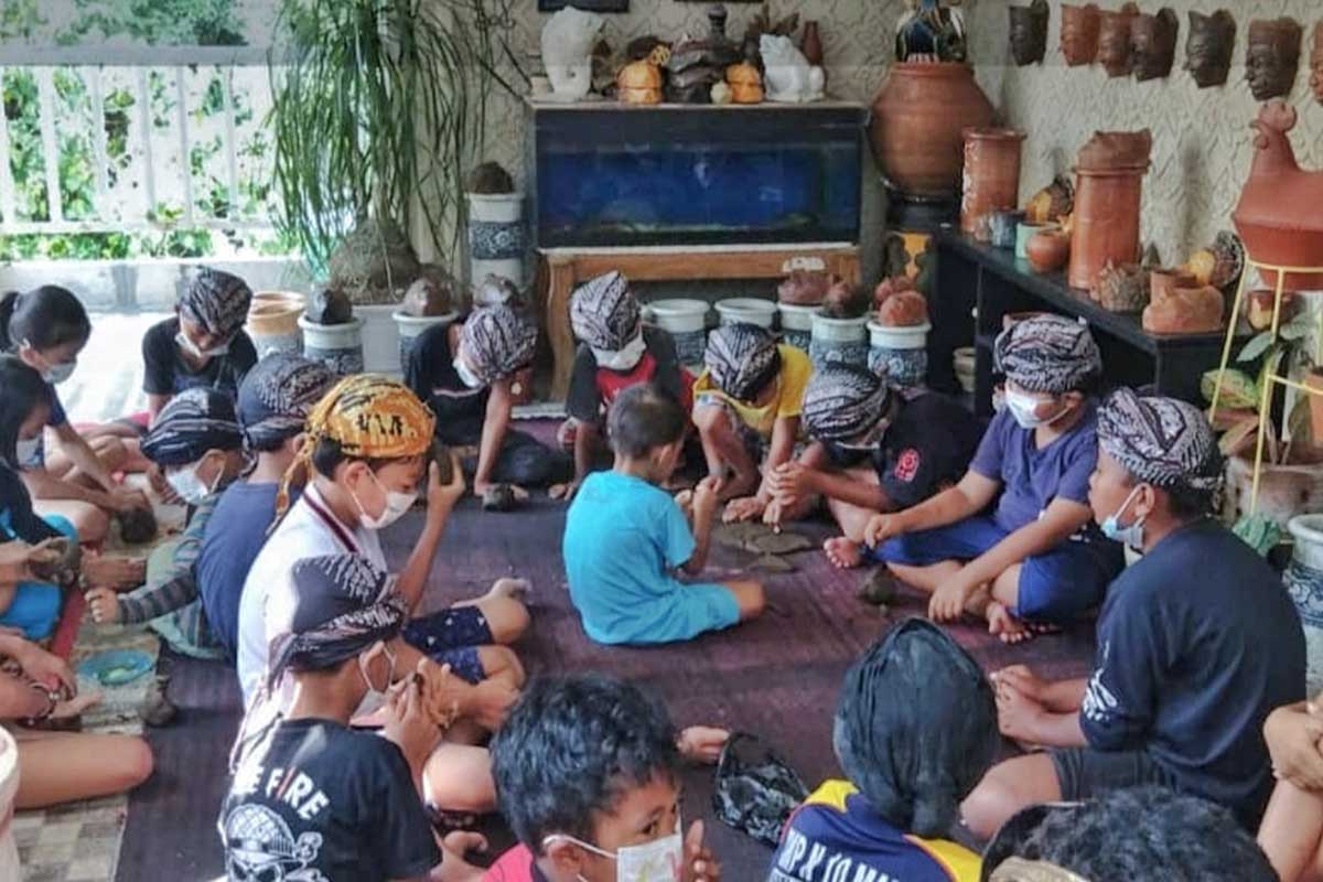 Kegiatan membuat gerabah bersama. (ist) - Geliat Potensi Kampung Gerabah Penanggungan Khas Ornamen Timbul