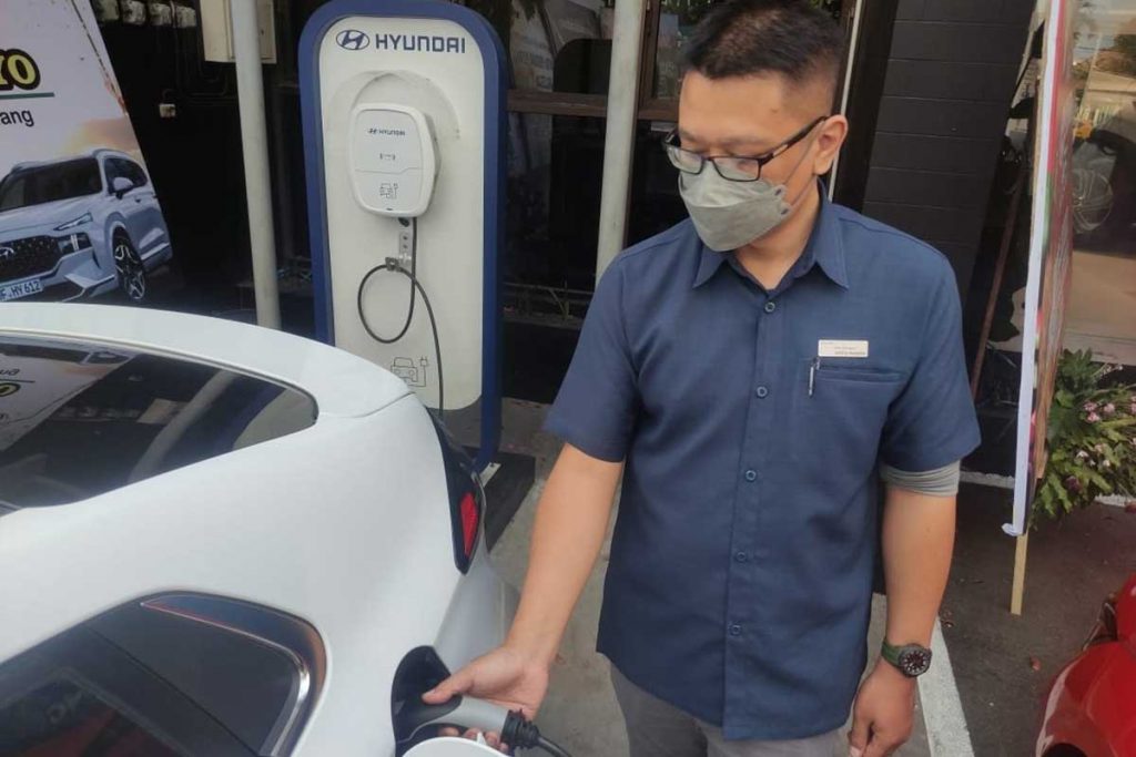 Kemudahan pengisian energi listrik di stasiun pengisian listrik Hyundai. (rhd) - Hyundai Hadirkan Mobil Listrik Ramah Lingkungan Pertama di Malang dan Surabaya