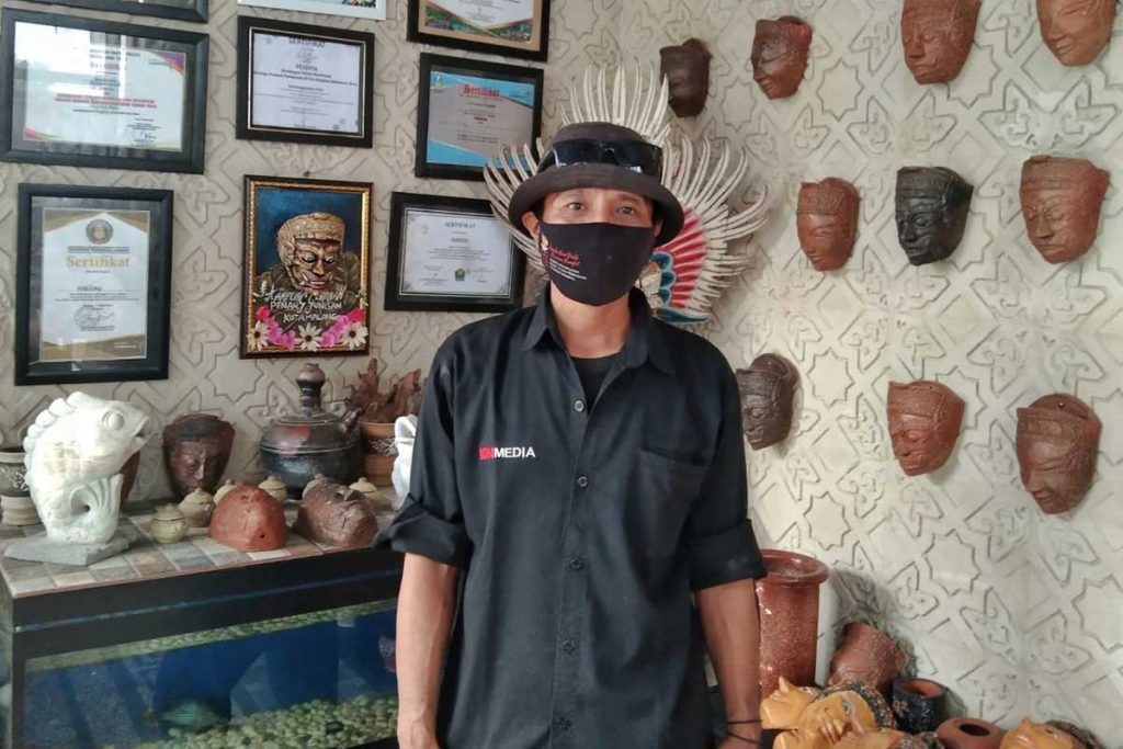 Ketua Kampung Tematik Gerabah Penanggungan, Hariono menjelaskan potensi Gerabah di tempatnya. (jaz) - Geliat Potensi Kampung Gerabah Penanggungan Khas Ornamen Timbul