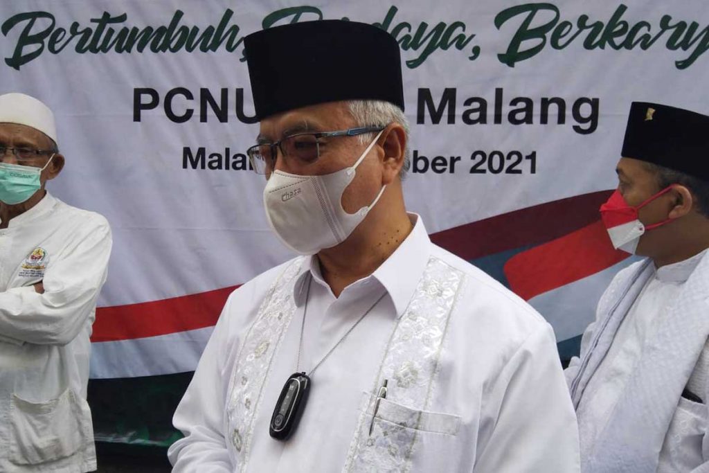 Ketua PCNU Kota Malang, KH Israqunnajah memberikan keterangan penguatan santri. (jaz) - Peringati Hari Santri, Pemkot Malang Komitmen Penguatan Ekonomi Ponpes