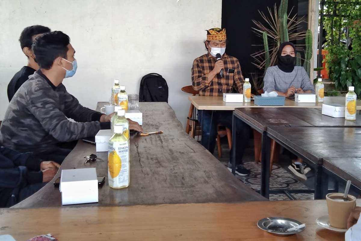 Ketua Tim Dosen Berkarya Fakuktas Ilmu Budaya (FIB) UB, Yusri Fajar menyampaikan sambutan. (jaz) - Dosen Berkarya FIB UB Gandeng Equal Coffee Roastery Buka Ruang Diskusi