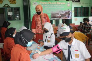 Ketua Yayasan Kartika Jaya Kodim 0833 Ny Tari Ferdian Primadhona memantau vaksinasi tahap II untuk pelajar SMP. (ist) - Ketua Yayasan Kartika Jaya Kodim 0833 Monitoring Vaksinasi Pelajar