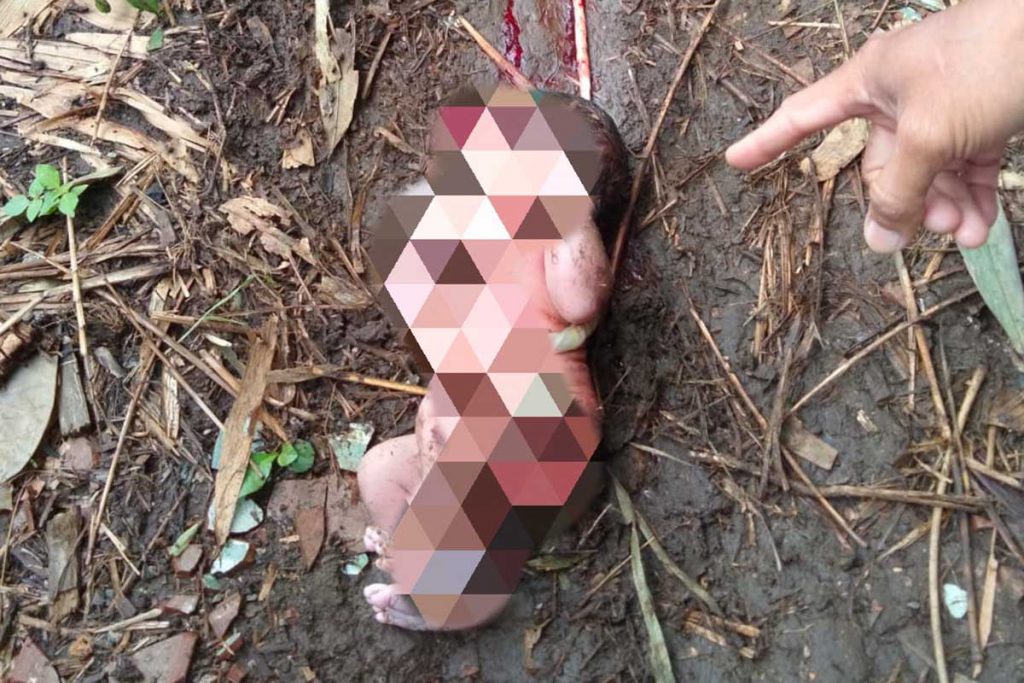 Kondisi bayi perempuan masih hidup saat ditemukan tergeletak di jalan setapak tanpa alas apapun. (ist) - Polsek Pakis Selidiki Ortu Bayi Dibuang di Tirtomoyo