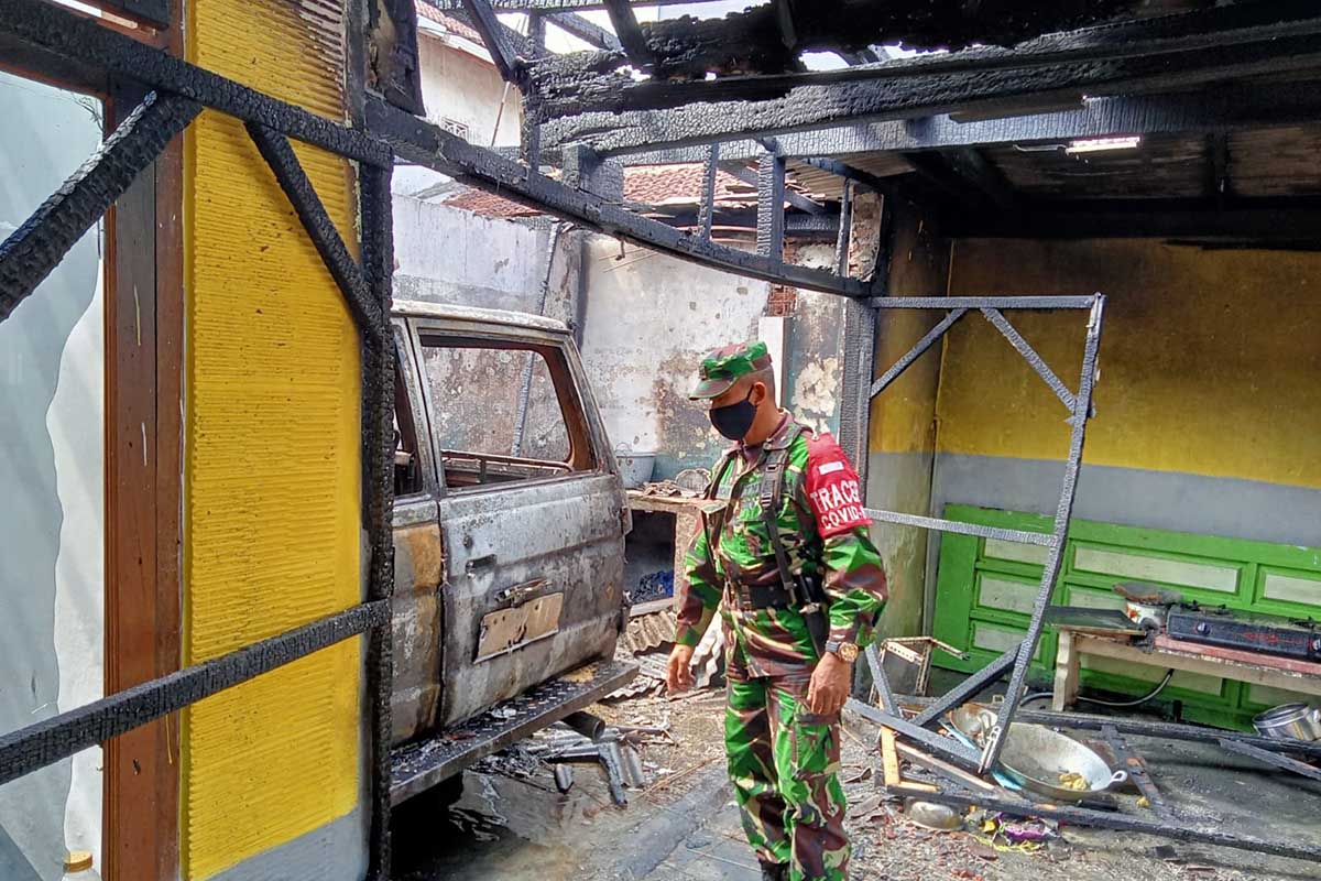 Kondisi rumah dan mobil yang terbakar usai api dipadamkan. (ist) - Dipicu Bensin Tumpah, Rumah dan Mobil Warga Kyai Sofyan Yusuf Terbakar