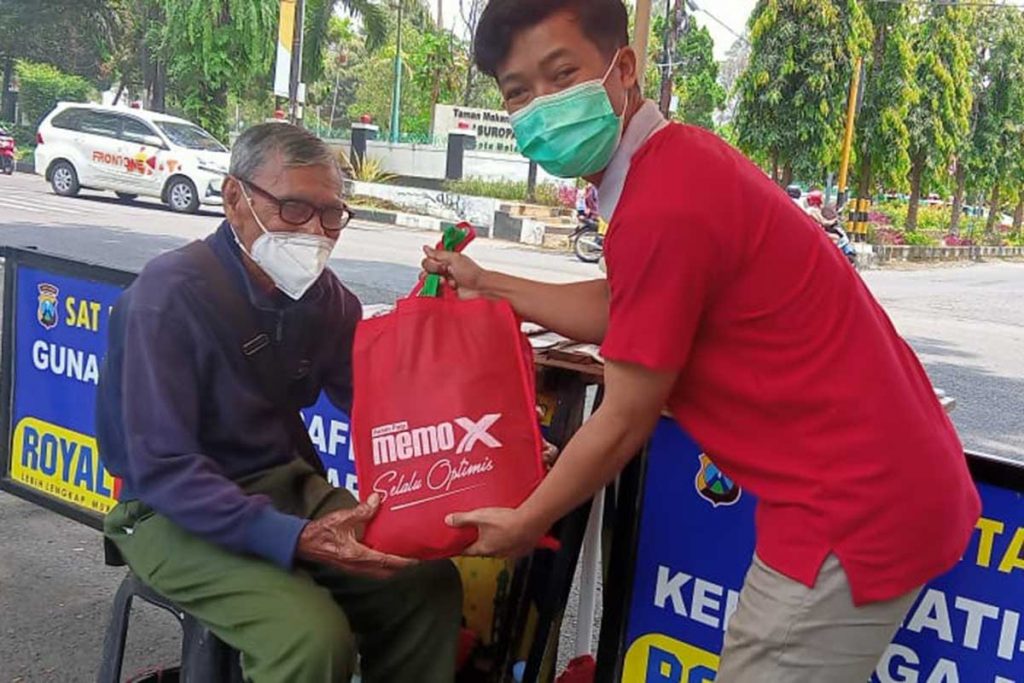 Lelaki tua loper koran di perempatan jalan Bandung-Bogor. (jaz) - Rangkaian HUT ke-6 Memo X Grup Baksos Peduli Sesama