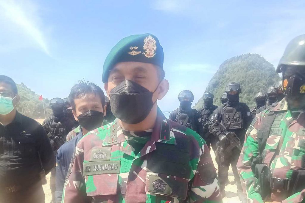 Mayor Jenderal TNI, Andi Muhammad saat konferensi pers, bertempat di pantai Pulau Merah, Selasa (19/10/2021) siang - Batalyon Rider 509 Berhasil Sergap Teroris