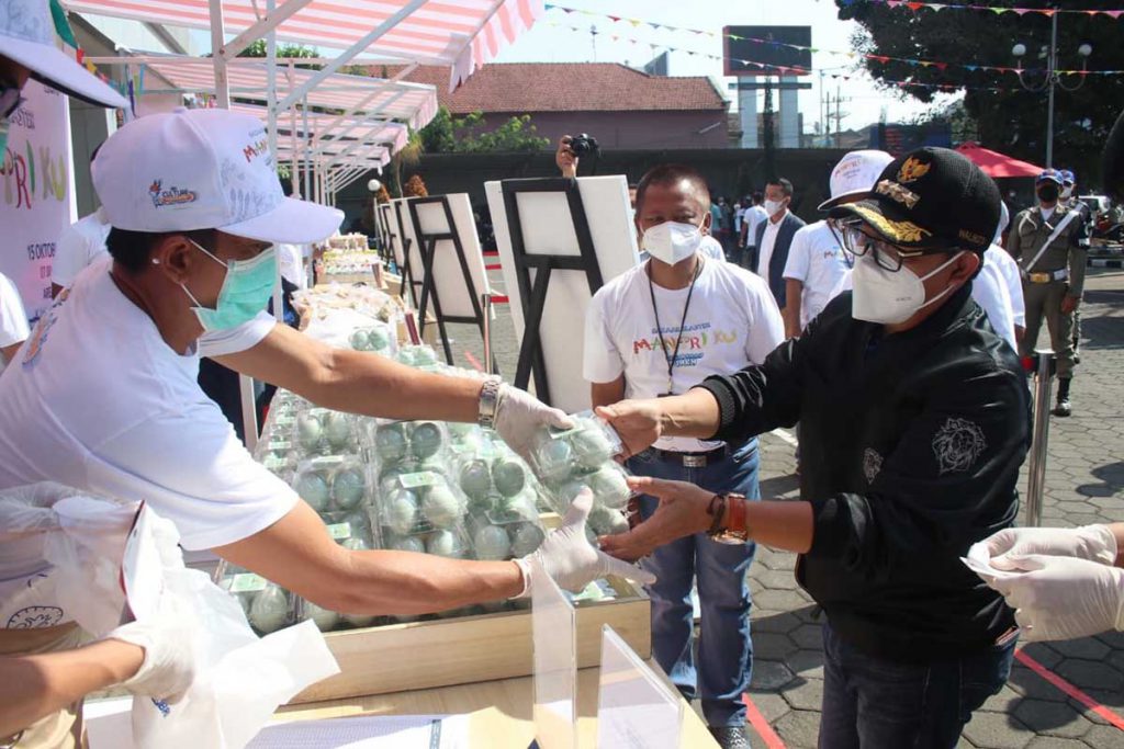 Mengunjungi beberapa stand bazaar. (ist) - Pemkot Malang Apresiasi Bazaar Klaster Mantriku Sasar UMKM