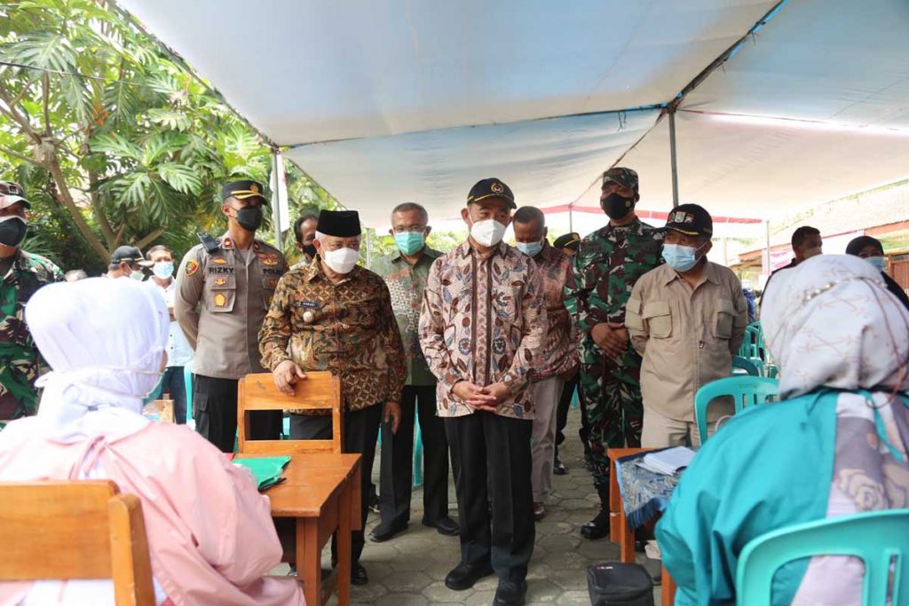 Menko PMK didampingi Bupati Malang dan Deputi Bidang Koordinasi Peningkatan Kualitas Kesehatan dan Pembangunan Kependudukan Kemenko PMK. (ist) - Vaksinasi Kabupaten Malang 52 Persen, Menko PMK: Ajak Kerabat dan Tetangga Ikut Vaksin
