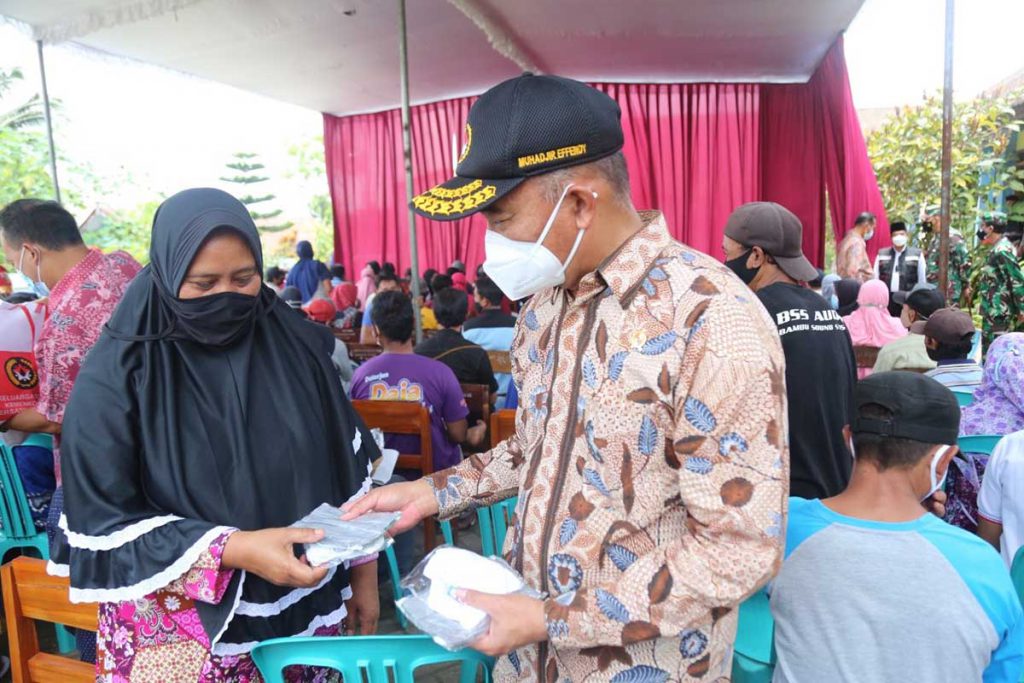 Muhadjir Effendy membagikan masker sembari berpesan untuk ajak saudara dan tetangga ikut vaksin. (ist) - Vaksinasi Kabupaten Malang 52 Persen, Menko PMK: Ajak Kerabat dan Tetangga Ikut Vaksin