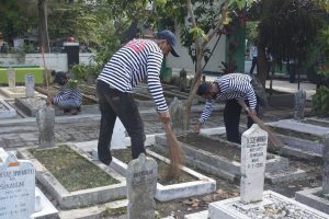 Narapidana Lapas Kelas I Malang bersihkan TMP Suropati. (ist) - Narapidana Lapas Kelas I Malang Berkeliaran Bawa Sajam, Ada Apa?