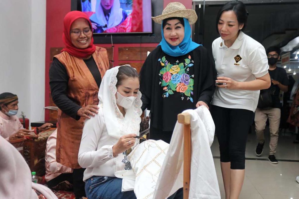 Novita Hardini saat mengenalkan beberapa produk trenggalek pada Dewi Motik - Bisnis Matching Diapresiasi CEO Indonesia Chapter Jatim - Novita Hardini: Ini Membuka Peluang untuk Trenggalek