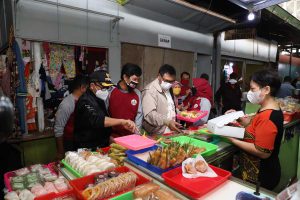 Walikota dan Wawali Kota belanja di Pasar Tawangmangu. (ist) - Gerakan Sobo Pasar, Walikota Ajak Masyarakat Belanja di Pasar Tradisional