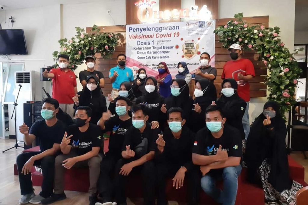 Panitia gabungan vaksinasi di Queen Cafe Resto, Lingkungan Karanganyar, Kelurahan Tegal Besar, Kecamatan Kaliwates. (yas) - Alumni SMAN 1-Queen Gardenia-Memo X Gelar Vaksinasi Bagi Warga Kabupaten Jember