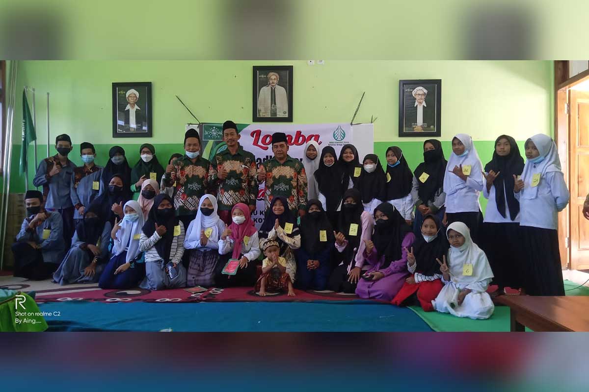 Para peserta apel Hari Santri saat berfoto bersama - Santri Siaga Jiwa Raga di Apel Hari Santri MWC NU Pesantren