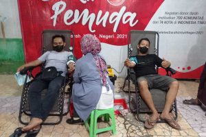 Para relawan mengikuti kegiatan donor darah di Dira Balung Shopping Center. (ist) - Puluhan Relawan Ikuti Kegiatan Donor Darah 'Setetes Darah Untuk Negeri'