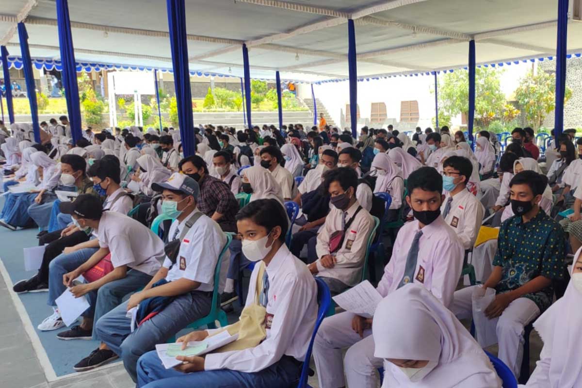 Pelaksanaan vaksinasi bagi pelajar di SMAS Cor Jesu. (ist) - Polresta Makota Percepat 4.000 Vaksin Dosis Kedua Pelajar SMA-SMK