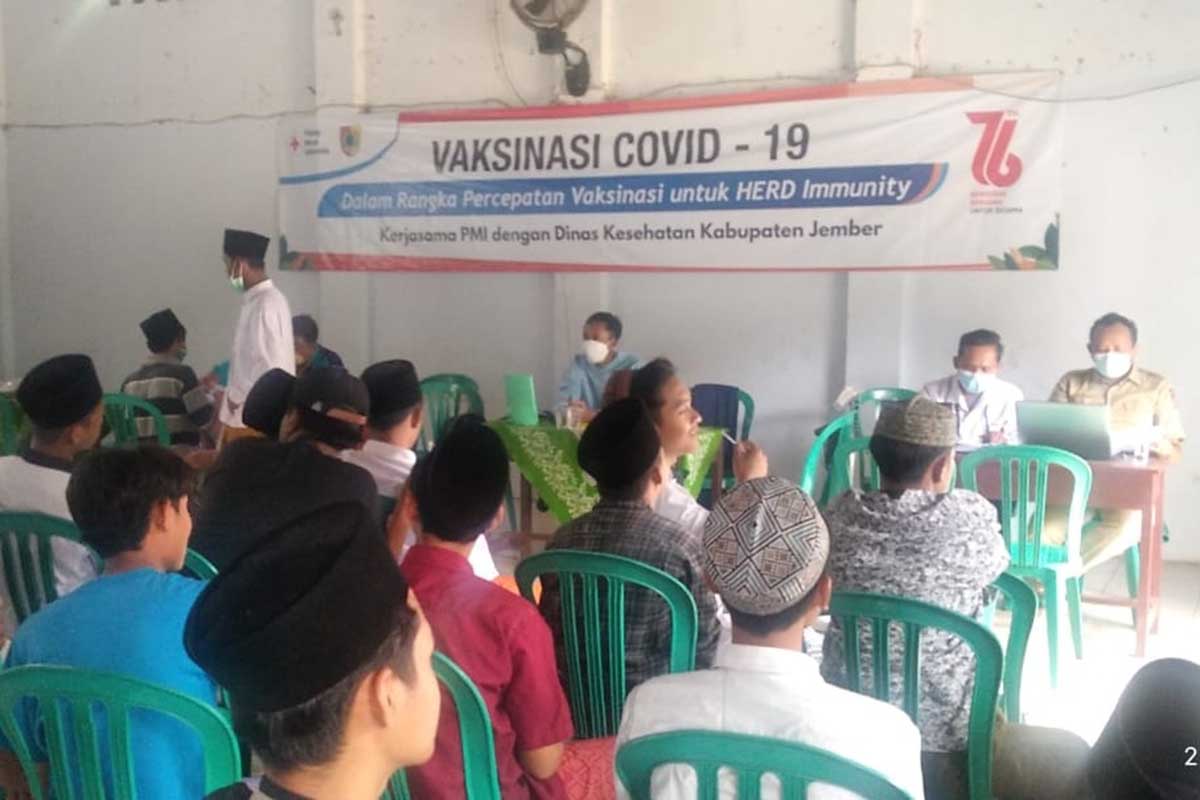 Pelaksanaan vaksinasi oleh pihak PMI Jember di PP. Madinatul Ulum, Desa Cangkring, Kecamatan Jenggawah. (ist) - Tanggulangi Covid -19, PMI Jember Sediakan Sentra Vaksinasi
