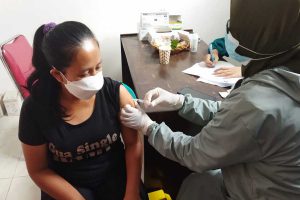 Pelaksanaan vaksinasi pada warga di Balai Desa Jubung. (ist) - Percepat Target Vaksinasi, Pemdes Jubung Gelar Vaksinasi Massal Selama 5 Hari