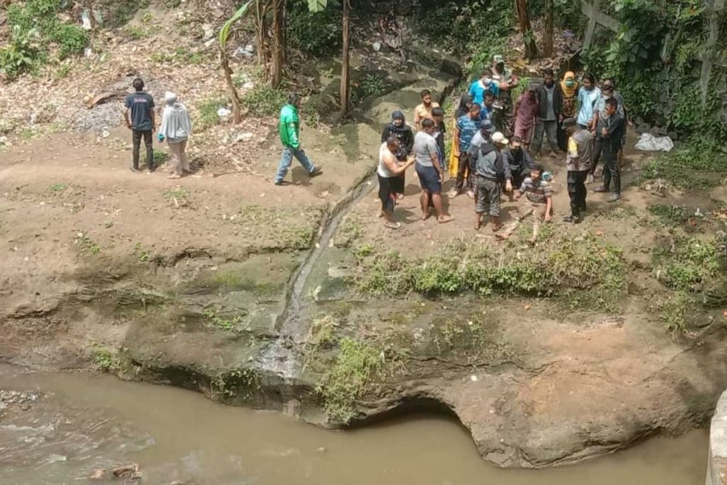 Pelaku diamankan warga di bibir Sungai Brantas yang digunakan untuk melarikan diri. (ist) - Usai Tabrak Tiang, Diduga Sopir Curanmor Kabur Nekat Perosok Sungai Brantas