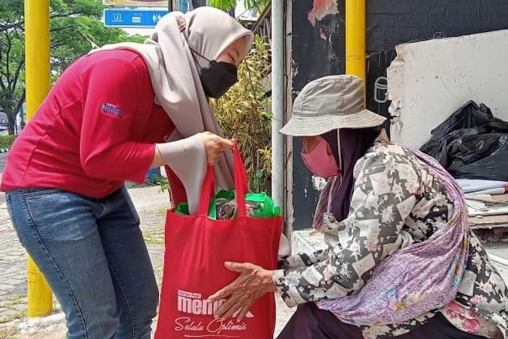 Pembagian sembako kepada tuna wisma. (jaz) - Rangkaian HUT ke-6 Memo X Grup Baksos Peduli Sesama