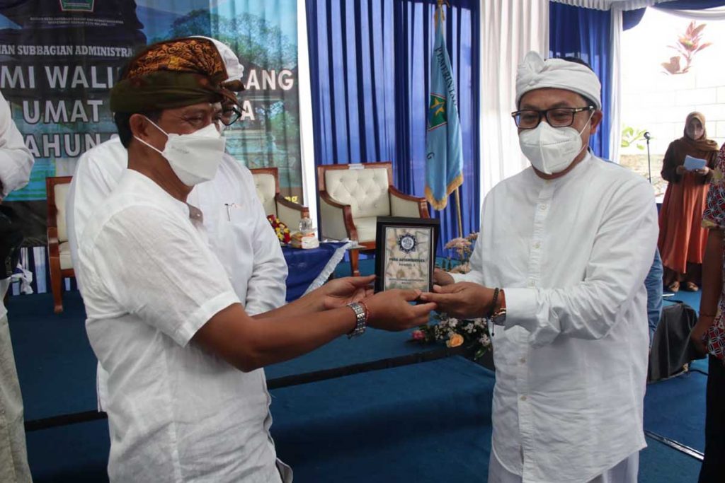 Pemberian cendera mata. (ist) - Dukung 2022 Tahun Toleransi, Walikota Malang Silahturahmi Berbagai Umat Beragama