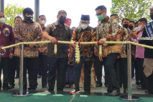 Pemotongan pita sebagai simbolis peresmian hotel Grand Mercure Malang Mirama. (rhd) - Walikota Malang Resmikan Grand Mercure Malang Mirama, Tandai Bangkitnya Perekonomian