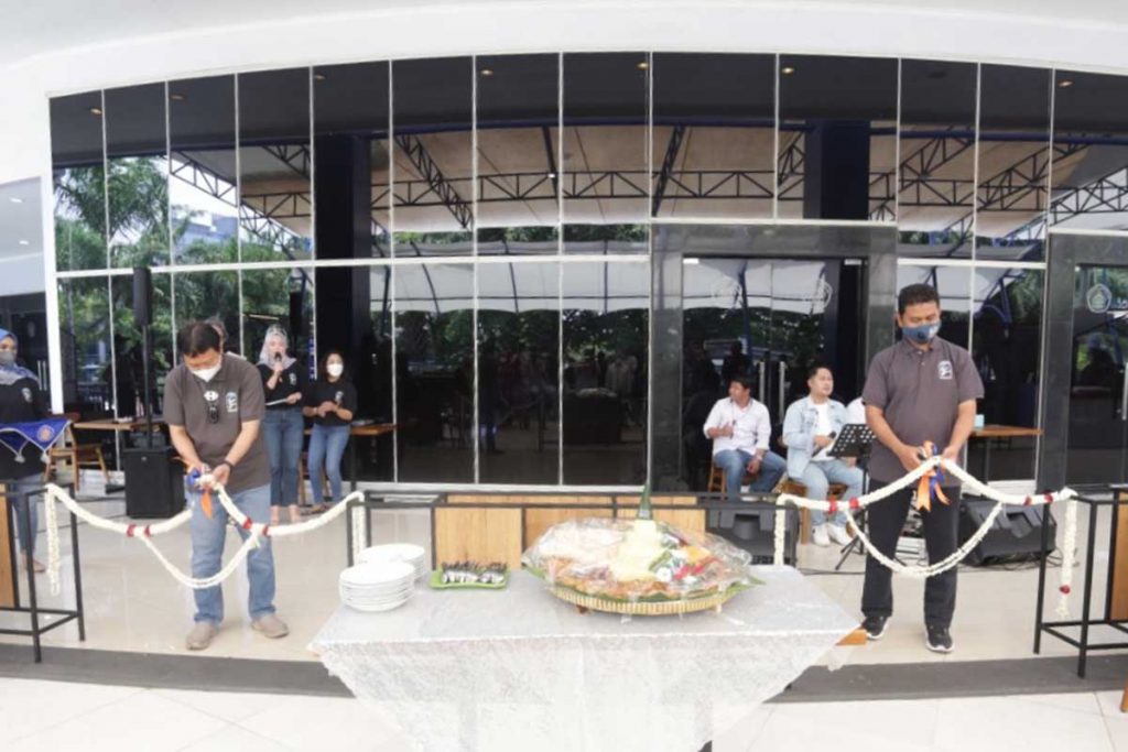Pemotongan pita sebagai simbolis soft opening Teras Biru Co-working Café. (ist) - Implementasi Keilmuan dan Terapan, Polinema Buka Teras Biru Co-working Café