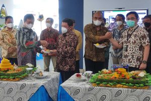 Pemotongan tumpeng simbolis untuk Ketua Jurusan Teknik Mesin dan Ketua Pascasarjana Polinema. (rhd) - Usai Serah Terima, Gedung Teknik Mesin dan Pascasarjana Polinema Siap Digunakan