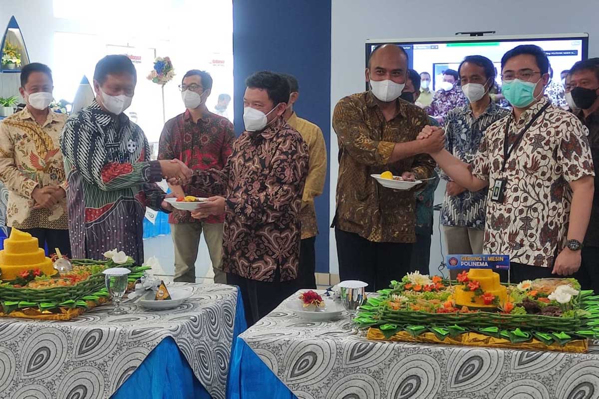 Pemotongan tumpeng simbolis untuk Ketua Jurusan Teknik Mesin dan Ketua Pascasarjana Polinema. (rhd) - Usai Serah Terima, Gedung Teknik Mesin dan Pascasarjana Polinema Siap Digunakan