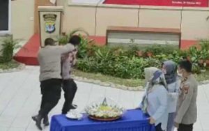 Pemukulan oleh Kapolres Nunukan. (ist) - Terekam CCTV Pukuli Anak Buah, Kapolres Nunukan Dinonaktifkan