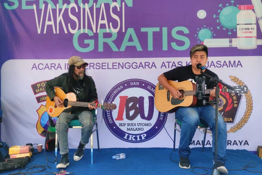Penampilan anggota PWI Malang Raya, Yoga Barjog (kanan) dan musisi Antok Yunus. (rhd) - PWI Malang Raya, IBU dan Polresta Makota Sukses Vaksin Ribuan Warga