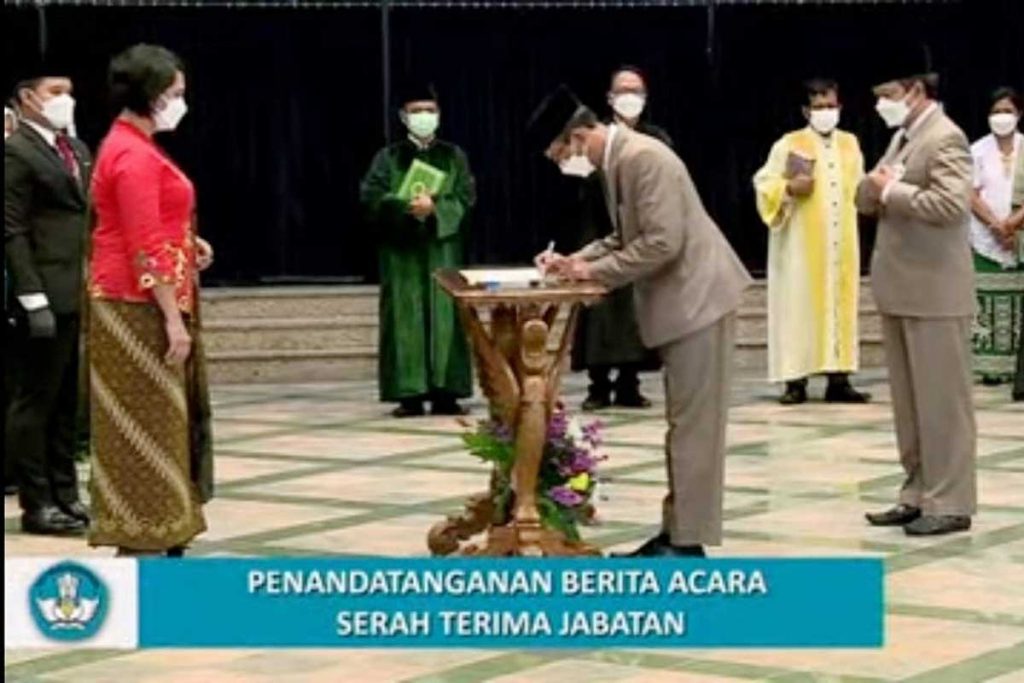 Penandatanganan berita acara serah terima jabatan Direktur Polinema. (rhd) - Direktur Polinema 2021-2025 Resmi Dilantik Sekjen Kemendikbud-Ristek