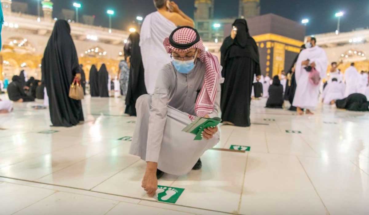 Pencabutan stiker di Masjidil Haram. (ist) - Masjidil Haram Sudah Berkapasitas Penuh, Stiker Jaga Jarak Dicopot