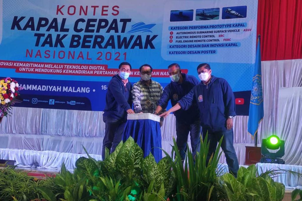 Penekanan tombol sebagai simbolis pembukaan KKCTBN. (rhd) - UMM Kembali Jadi Tuan Rumah Kontes Kapal Cepat Tak Berawak Nasional