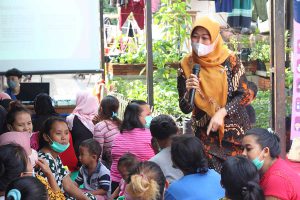 SEHAT MENTAL: Penutupan kegiatan belajar sehat mental dengan tajuk Parent day berisi sosialisasi sehat mental kepada ibu-ibu di kawasan Muharto Gang 5 B - Parents Day, Penutup Rangkaian Kegiatan Belajar Sehat Mental - Kerja Bareng Kemendikbud BEM UMM Bersama Rumbel JKJT