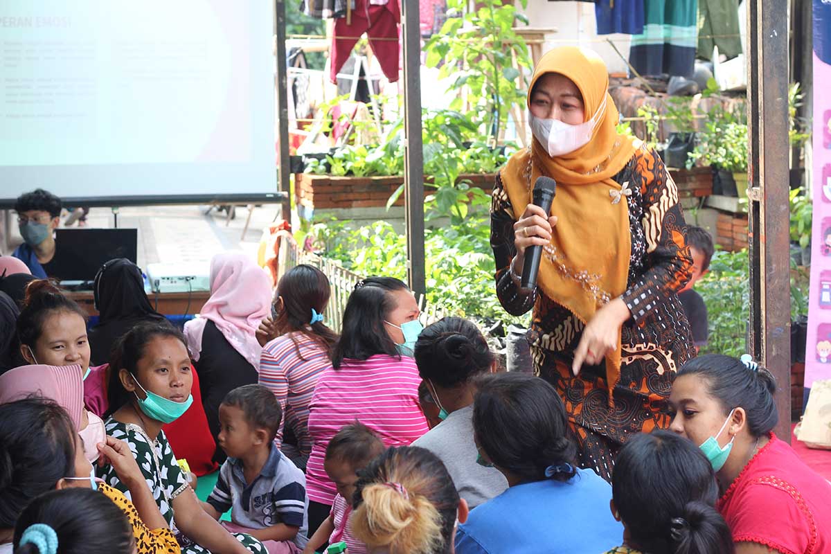 SEHAT MENTAL: Penutupan kegiatan belajar sehat mental dengan tajuk Parent day berisi sosialisasi sehat mental kepada ibu-ibu di kawasan Muharto Gang 5 B - Parents Day, Penutup Rangkaian Kegiatan Belajar Sehat Mental - Kerja Bareng Kemendikbud BEM UMM Bersama Rumbel JKJT