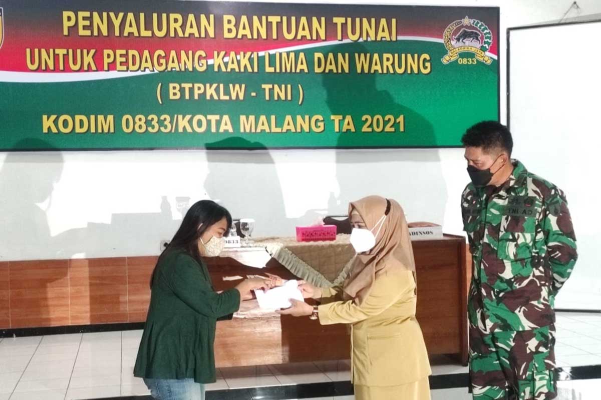 Penyerahan bantuan tunai kepada PKL dan warung. (rhd) - Kodim 0833 Salurkan 4.200 Bantuan Tunai PKL dan Warung se-Kota Malang