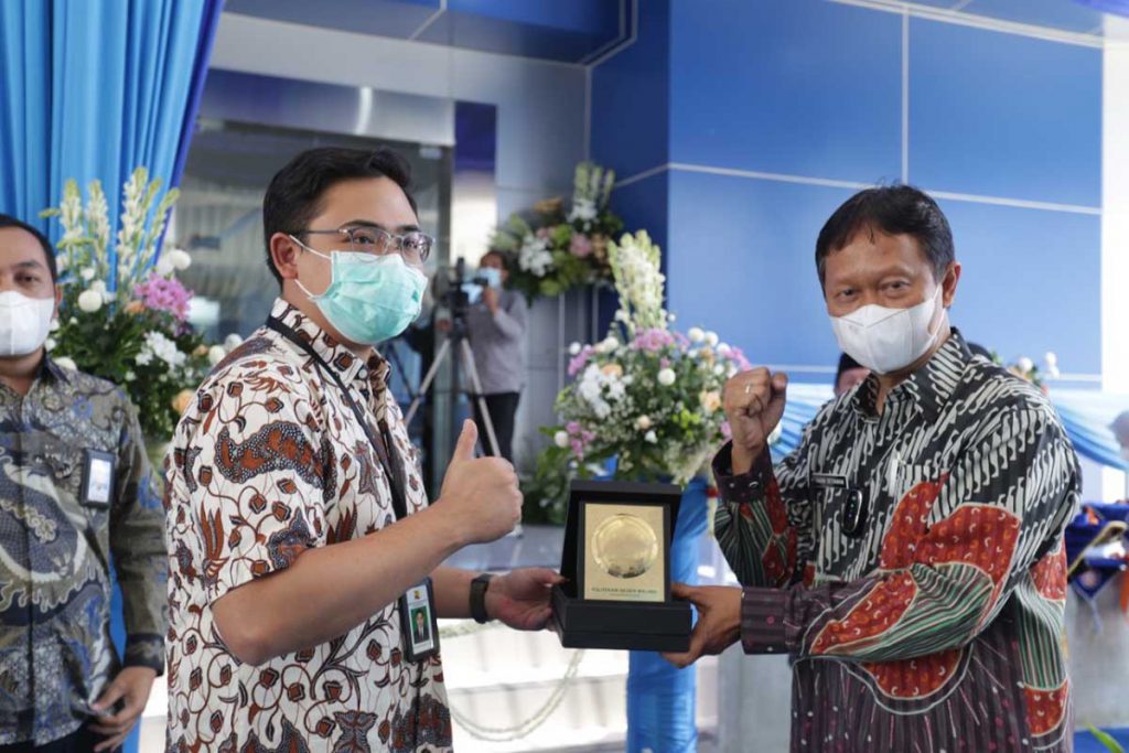 Penyerahan cendera mata dari Polinema untuk perwakilan Kementerian PUPR. (ist) - Usai Serah Terima, Gedung Teknik Mesin dan Pascasarjana Polinema Siap Digunakan