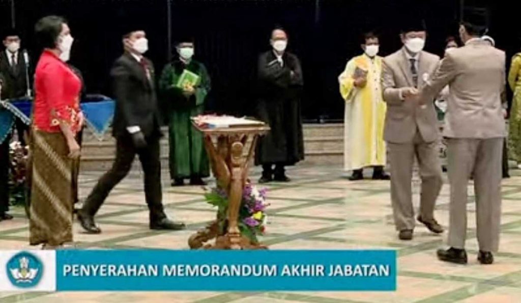 Penyerahan memorandum akhir jabatan Direktur Polinema. (rhd) - Direktur Polinema 2021-2025 Resmi Dilantik Sekjen Kemendikbud-Ristek