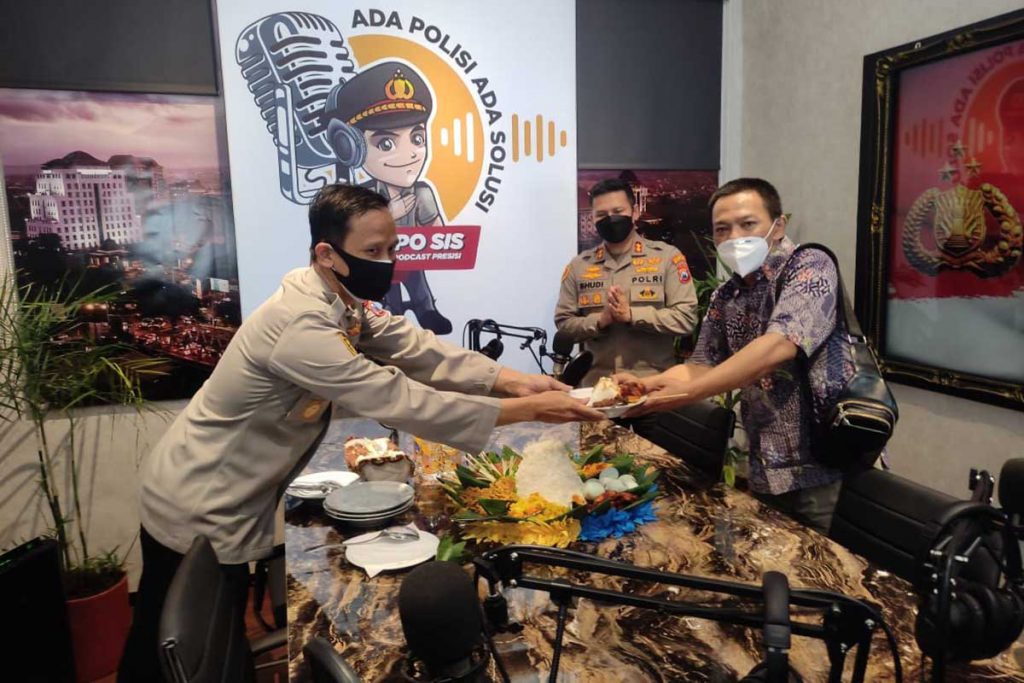 Penyerahan pemotongan tumpeng, simbolis peresmian RAPOPO SIS. (rhd) - Polresta Makota Launching Podcast RAPOPO SIS - Arema Police Podcast Presisi