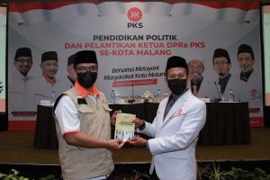 Penyerahan secara simbolis Buku Catatan Kinerja 1 Tahun FPKS DPRD Kota Malang, edisi September 2020-September 2021. (ist) - Bentuk Pertanggungjawaban, Fraksi PKS Launching Buku Catatan Kinerja 1 Tahun 2020-2021