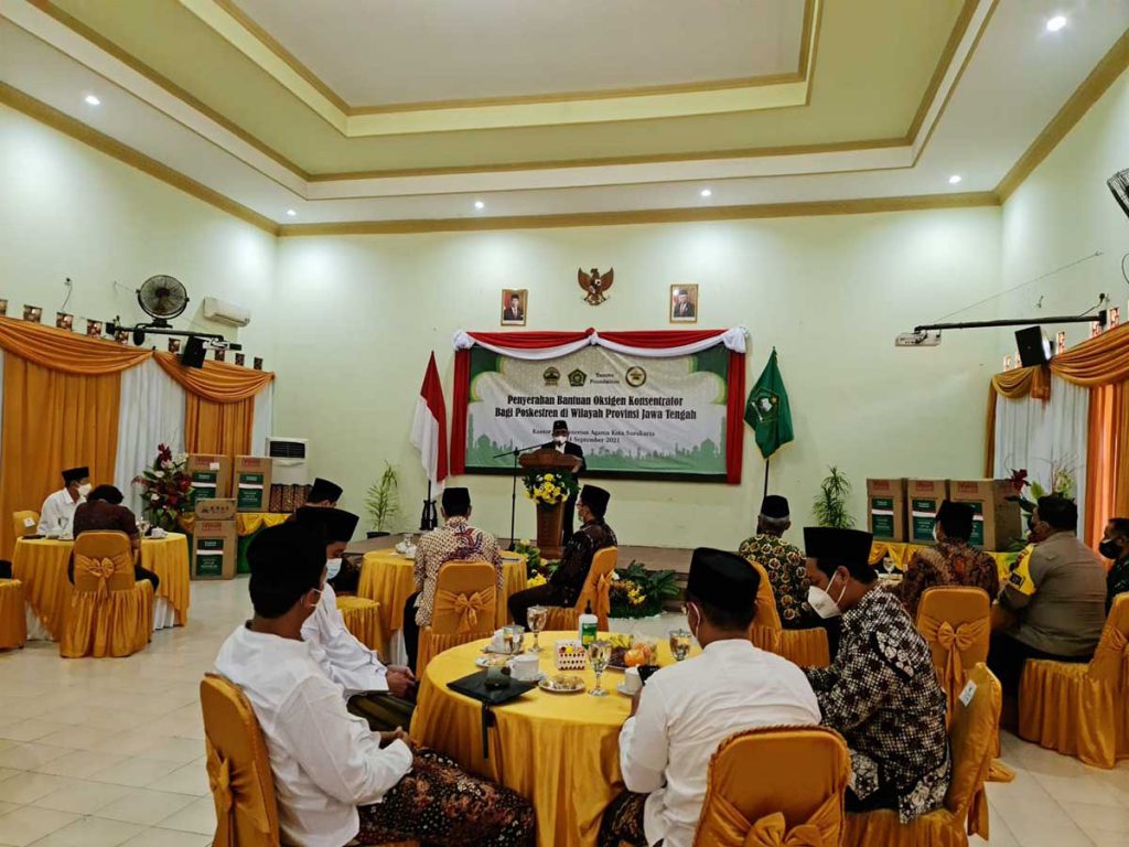 SIMBOLIS: Penyerahkan secara simbolis donasi konsentrator oksigen kepada pimpinan pondok pesantren di 3 propinsi, yang berlangsung di Gedung Sate Bandung dan Kantor Kementerian Agama Kanwil Jateng di Surakarta - ASTana Serahkan Donasi Oksigen Konsentrator kepada Beberapa Ponpes di 3 Propinsi