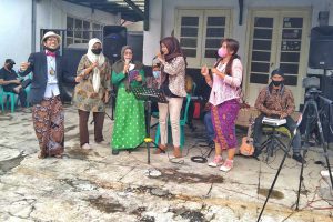 Performance grup musik Keroncong Kayutangan Heritage. (jaz) - Festival Keroncong-Perpaduan Ornamen Tempo Doeloe Hadir di Kayutangan Heritage