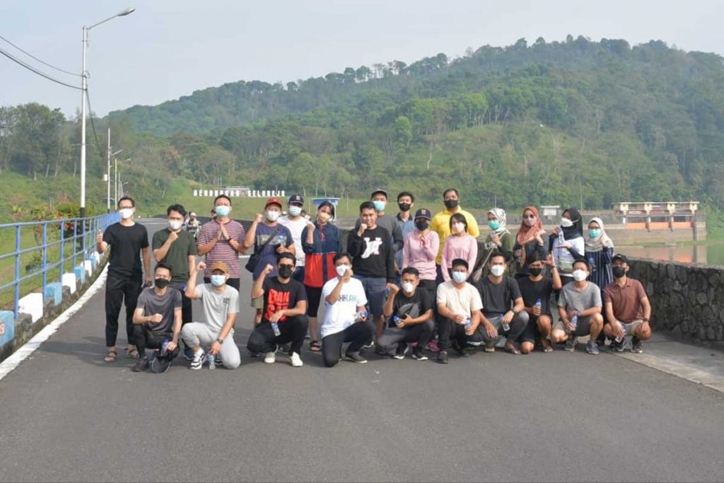 Peserta milenial antar BUMN di sela susur bendungan. (ist) - MGD 2021 Perkuat Inovasi, Sinergi dan Talenta Milenial Antar BUMN