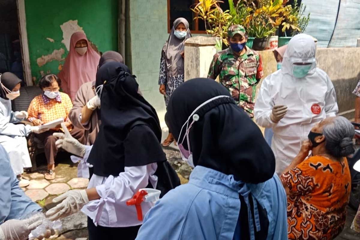 Petugas gabungan (Satgab) swab 35 warga Bandungrejosari kontak erat suspek. (ist) - Temukan Suspek, Satgab Swab 35 Warga Bandungrejosari Kontak Erat