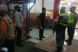 Petugas gabungan ingatkan tempat usaha yang buka melebihi jam malam. (ist) - Operasi Yustisi Sasar Tongkrongan di Kawasan Kedungkandang