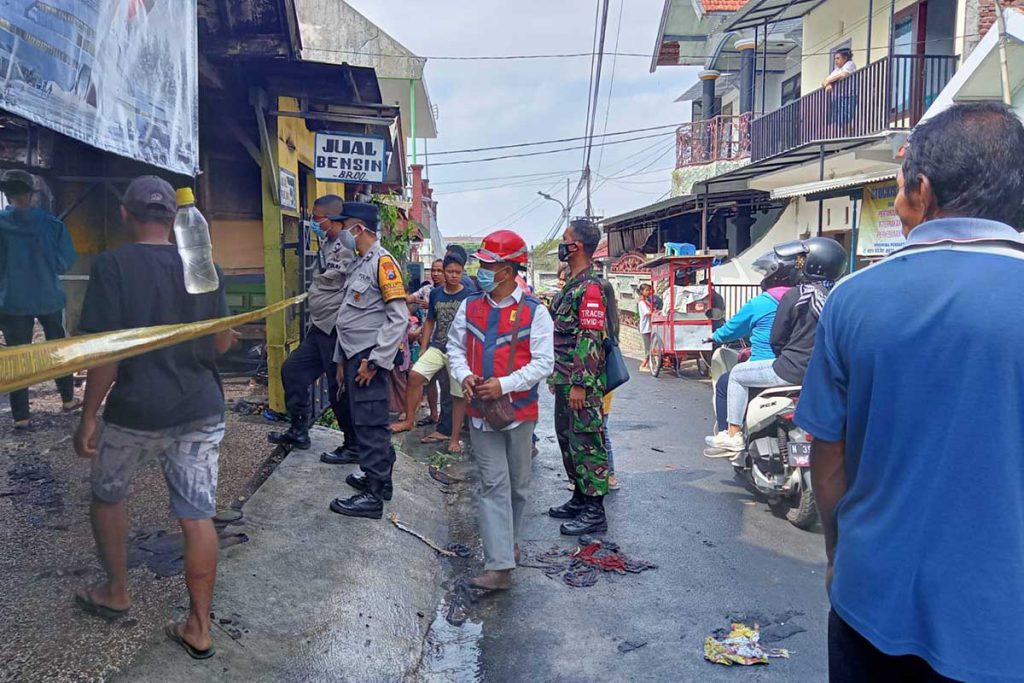 Petugas gabungan membarikade lokasi sekitar rumah. (ist) - Dipicu Bensin Tumpah, Rumah dan Mobil Warga Kyai Sofyan Yusuf Terbakar