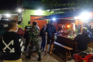Petugas gabungan memberikan teguran dan himbauan warung yang masih buka melebihi jam malam. (ist) - Tim Gabungan Kedungkandang Masifkan Operasi Yustisi Malam PPKM II