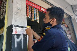 Petugas menandai toko yang menjual rokok tanpa pita cukai - Walikota Kediri Ajak Masyarakat Gempur Rokok ilegal - Pasca temuan 5900 Batang Rokok Tanpa Pita Cukai