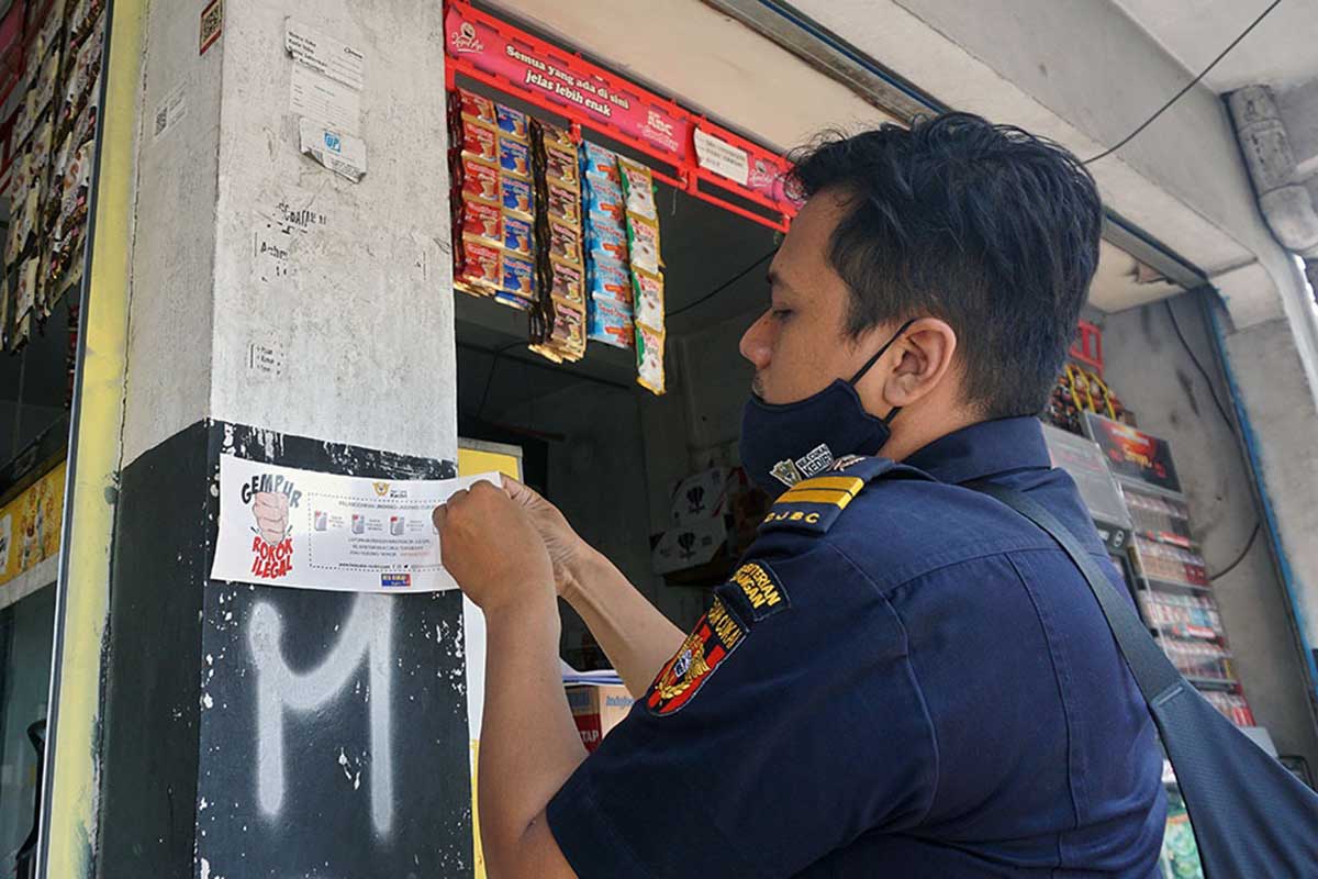Petugas menandai toko yang menjual rokok tanpa pita cukai - Walikota Kediri Ajak Masyarakat Gempur Rokok ilegal - Pasca temuan 5900 Batang Rokok Tanpa Pita Cukai
